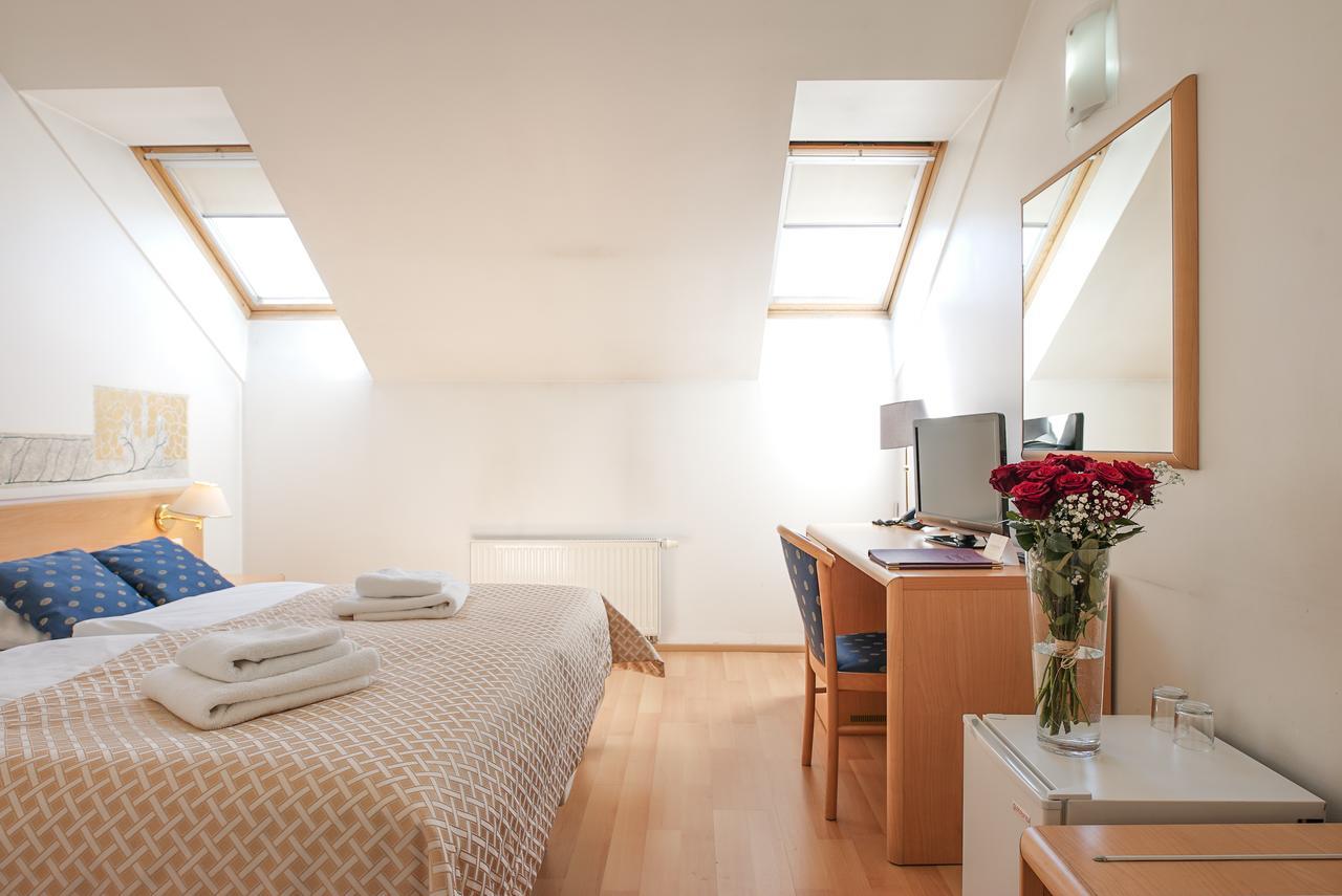Single Room,664980246:JPEG